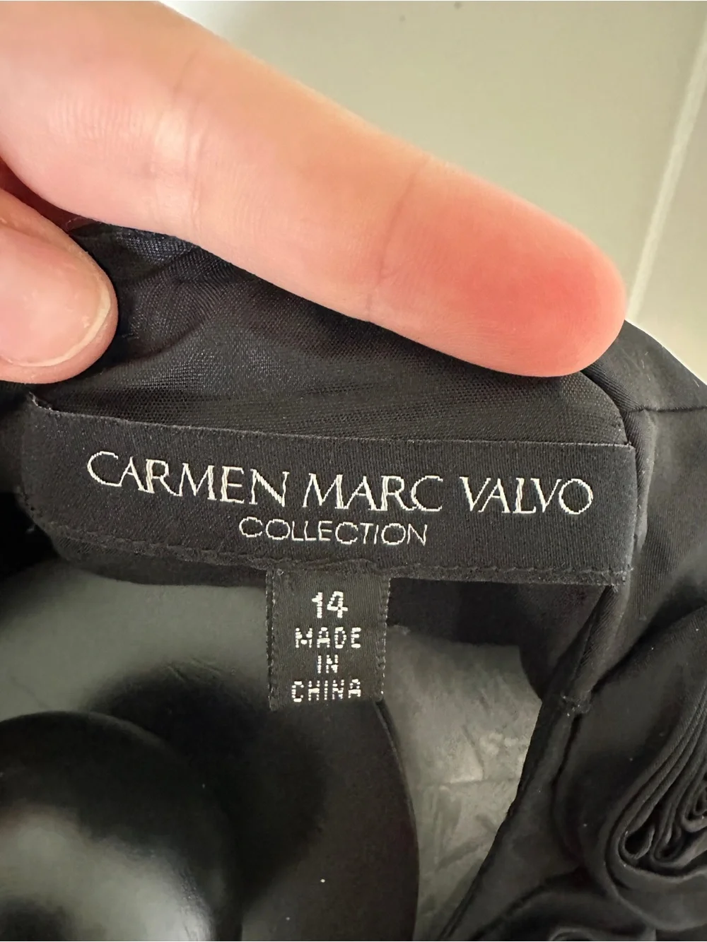 Carmen Marc Valvo Collection Black Silk Rosette Sleeveless Blouse Top Size 14 - Picture 7 of 13